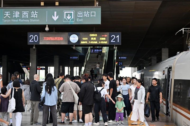 Passengers are seen on the platform at the Tianjin West Railway Station in Tianjin, north China, July 6, 2024. Photo: Xinhua