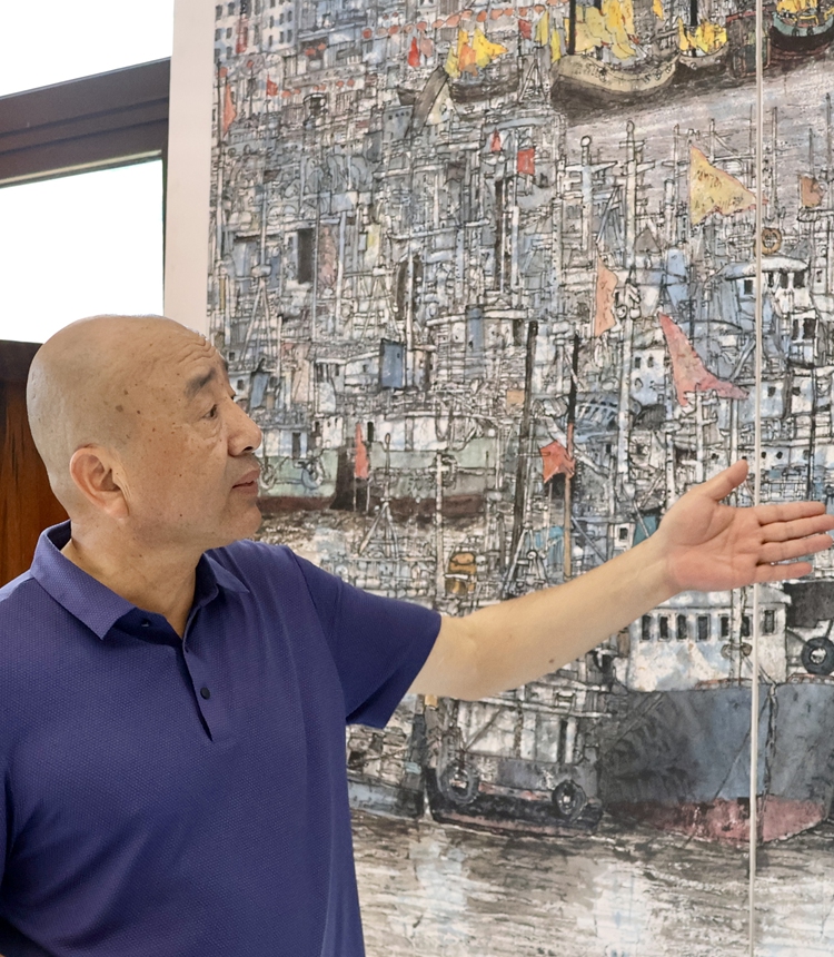 Artist Zhang Gaojun introduces one of his paintings in Zhoushan, Zhejiang Province, on June 28, 2024. Photo: Zhang Yang 