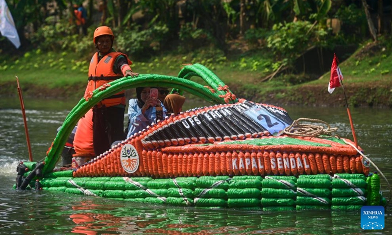 A boat made of plastic bottles sails in the Banjir Kanal Timur river in Jakarta, Indonesia, July 27, 2024. Thirty-two boats made of waste plastics and in various shapes took part in a boat parade event in the Banjir Kanal Timur river in Jakarta, Indonesia on July 27. Organized by local water agencies on Indonesia's National Rivers Day, the event is to call on people to protect rivers and recycle plastic waste. Photo: Xinhua