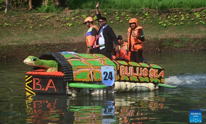 A boat made of plastic bottles sails in the Banjir Kanal Timur river in Jakarta, Indonesia, July 27, 2024. Thirty-two boats made of waste plastics and in various shapes took part in a boat parade event in the Banjir Kanal Timur river in Jakarta, Indonesia on July 27. Organized by local water agencies on Indonesia's National Rivers Day, the event is to call on people to protect rivers and recycle plastic waste. Photo: Xinhua