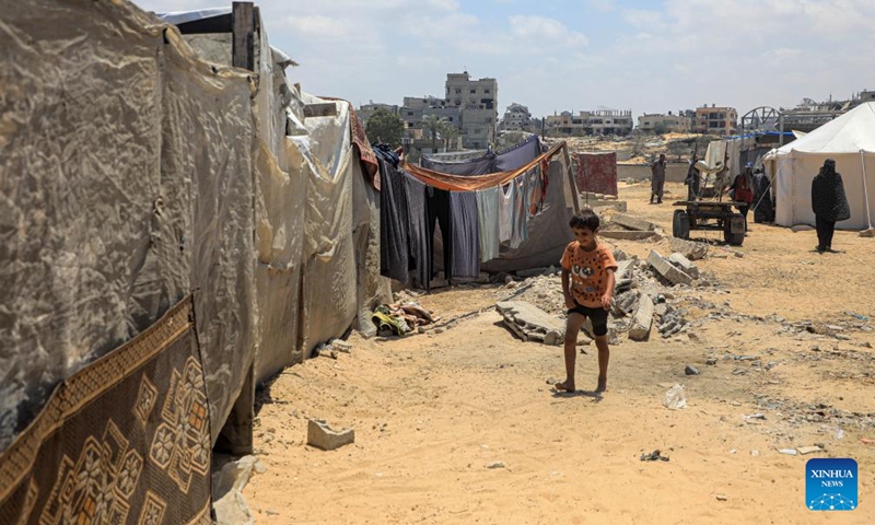 A boy who fled the eastern districts of the southern Gaza Strip city of Khan Younis is seen at a temporary camp in the west of Khan Younis city, on July 26, 2024. Following recent evacuation orders, Gazans abandoned shelter in parts of the north and the south, moving so quickly that some left without belongings, UN humanitarians said on Tuesday. It was not the first time many of them were displaced.
The UN Office for the Coordination of Humanitarian Affairs (OCHA) said more civilians fled parts of Khan Younis following Monday's evacuation order issued by Israeli authorities and the subsequent intensification of hostilities in that area.
OCHA said humanitarian colleagues monitoring population movements reported about 150,000 people left areas in Khan Younis. Photo: Xinhua