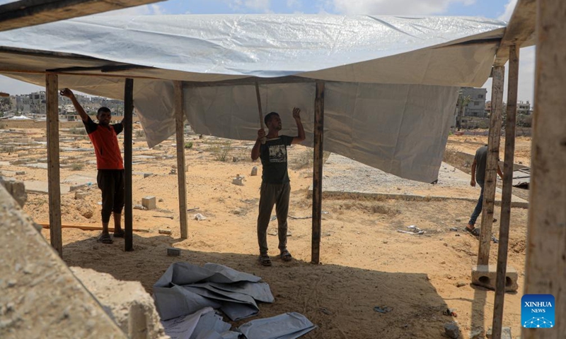 Displaced people who fled the eastern districts of the southern Gaza Strip city of Khan Younis set up a temporary camp on the ground of a cemetery in the west of Khan Younis city, on July 26, 2024. Following recent evacuation orders, Gazans abandoned shelter in parts of the north and the south, moving so quickly that some left without belongings, UN humanitarians said on Tuesday. It was not the first time many of them were displaced.
The UN Office for the Coordination of Humanitarian Affairs (OCHA) said more civilians fled parts of Khan Younis following Monday's evacuation order issued by Israeli authorities and the subsequent intensification of hostilities in that area.
OCHA said humanitarian colleagues monitoring population movements reported about 150,000 people left areas in Khan Younis. Photo: Xinhua