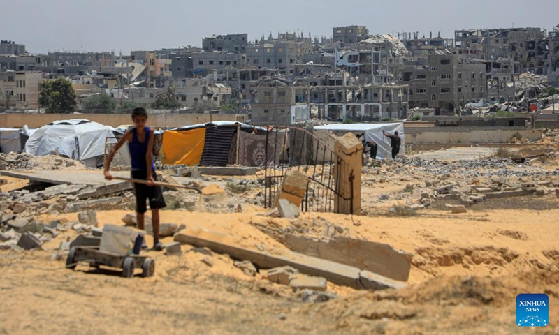 Displaced people who fled the eastern districts of the southern Gaza Strip city of Khan Younis set up a temporary camp on the ground of a cemetery in the west of Khan Younis city, on July 26, 2024. Following recent evacuation orders, Gazans abandoned shelter in parts of the north and the south, moving so quickly that some left without belongings, UN humanitarians said on Tuesday. It was not the first time many of them were displaced.
The UN Office for the Coordination of Humanitarian Affairs (OCHA) said more civilians fled parts of Khan Younis following Monday's evacuation order issued by Israeli authorities and the subsequent intensification of hostilities in that area.
OCHA said humanitarian colleagues monitoring population movements reported about 150,000 people left areas in Khan Younis. Photo: Xinhua