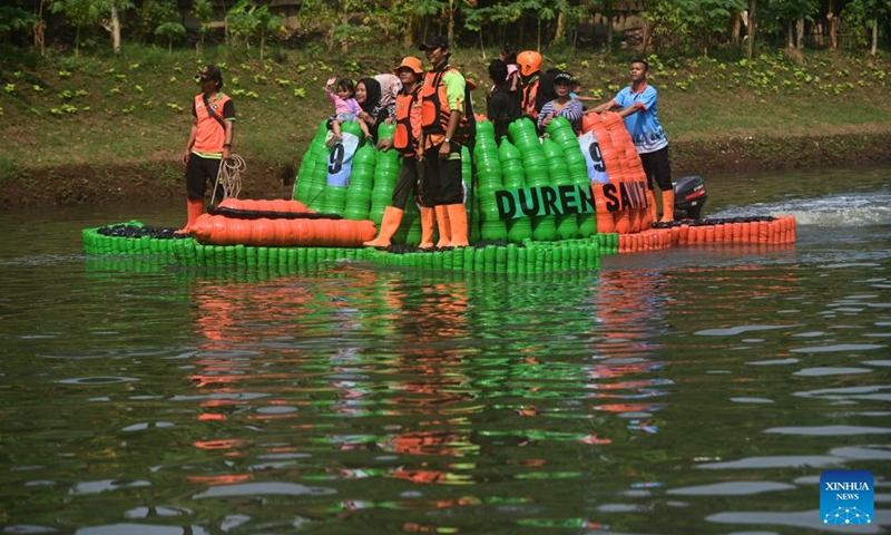 A boat made of plastic bottles sails in the Banjir Kanal Timur river in Jakarta, Indonesia, July 27, 2024. Thirty-two boats made of waste plastics and in various shapes took part in a boat parade event in the Banjir Kanal Timur river in Jakarta, Indonesia on July 27. Organized by local water agencies on Indonesia's National Rivers Day, the event is to call on people to protect rivers and recycle plastic waste. Photo: Xinhua