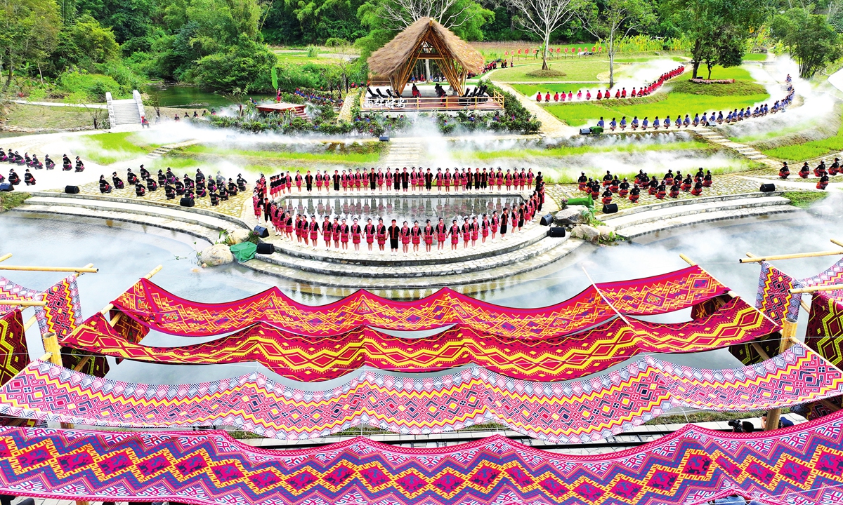 An idyllic performance is held in Maona village of Wuzhishan city on November 13, 2022. Photo: Courtesy of China Rural Revitalization magazine 