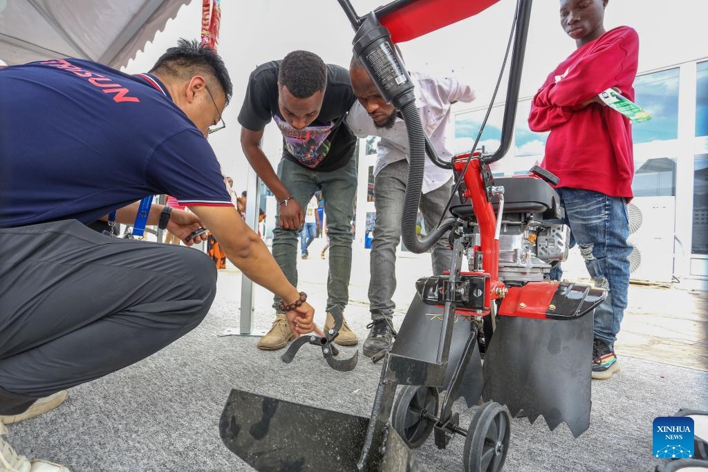 A Chinese exhibitor demonstrates an agricultural machine during the 48th Dar Es Salaam International Trade Fair (DITF) in Dar es Salaam, Tanzania, July 6, 2024. The 48th DITF, running from June 28 to July 13, hosted more than 4,000 exhibitors from 26 countries, including over 200 Chinese companies. (Photo: Xinhua)