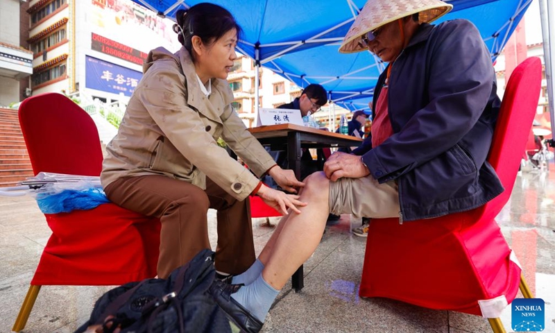 A medical volunteer treats a local resident in Kangding City of Garze Tibetan Autonomous Prefecture, southwest China's Sichuan Province, July 8, 2024. A week-long public welfare healthcare campaign kicked off here on Monday. More than 800 volunteers from 160 medical institutions in Beijing, Tianjin, Shanghai, Guangdong, among others, will provide healthcare services in 18 cities and counties of Garze Prefecture. (Photo: Xinhua)