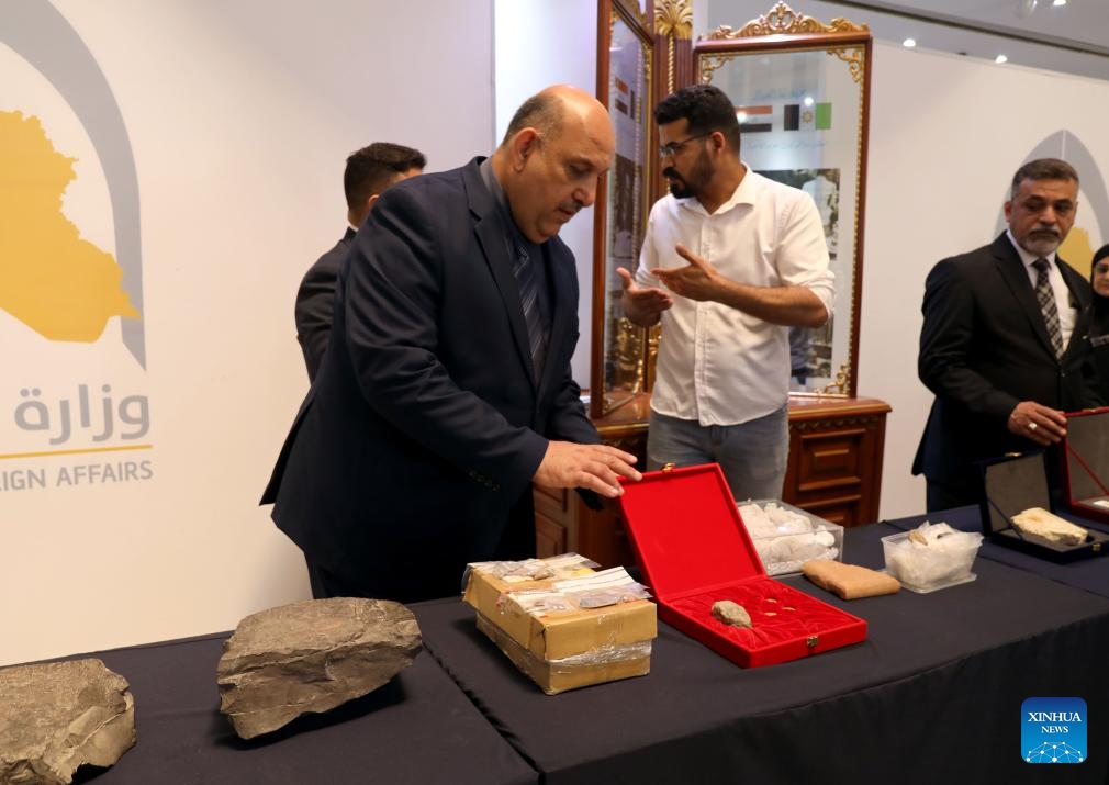 People view recovered artifacts on display at the Iraqi Foreign Ministry in Baghdad, Iraq, on July 8, 2024. Iraq's Ministry of Culture, Tourism, and Antiquities announced on Monday the successful repatriation of 181 smuggled artifacts from the United States and other countries. (Photo: Xinhua)