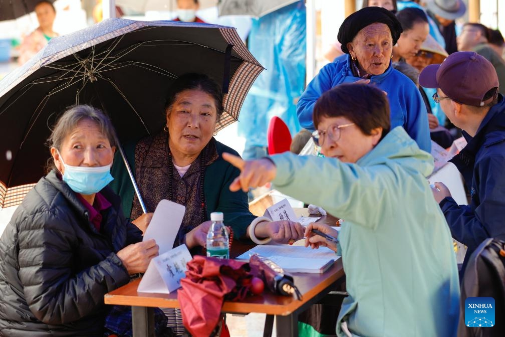 Medical volunteers treat local residents in Kangding City of Garze Tibetan Autonomous Prefecture, southwest China's Sichuan Province, July 8, 2024. A week-long public welfare healthcare campaign kicked off here on Monday. More than 800 volunteers from 160 medical institutions in Beijing, Tianjin, Shanghai, Guangdong, among others, will provide healthcare services in 18 cities and counties of Garze Prefecture. (Photo: Xinhua)