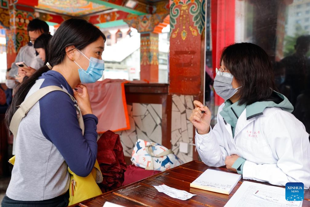 A medical volunteer treats a local resident in Kangding City of Garze Tibetan Autonomous Prefecture, southwest China's Sichuan Province, July 8, 2024. A week-long public welfare healthcare campaign kicked off here on Monday. More than 800 volunteers from 160 medical institutions in Beijing, Tianjin, Shanghai, Guangdong, among others, will provide healthcare services in 18 cities and counties of Garze Prefecture. (Photo: Xinhua)