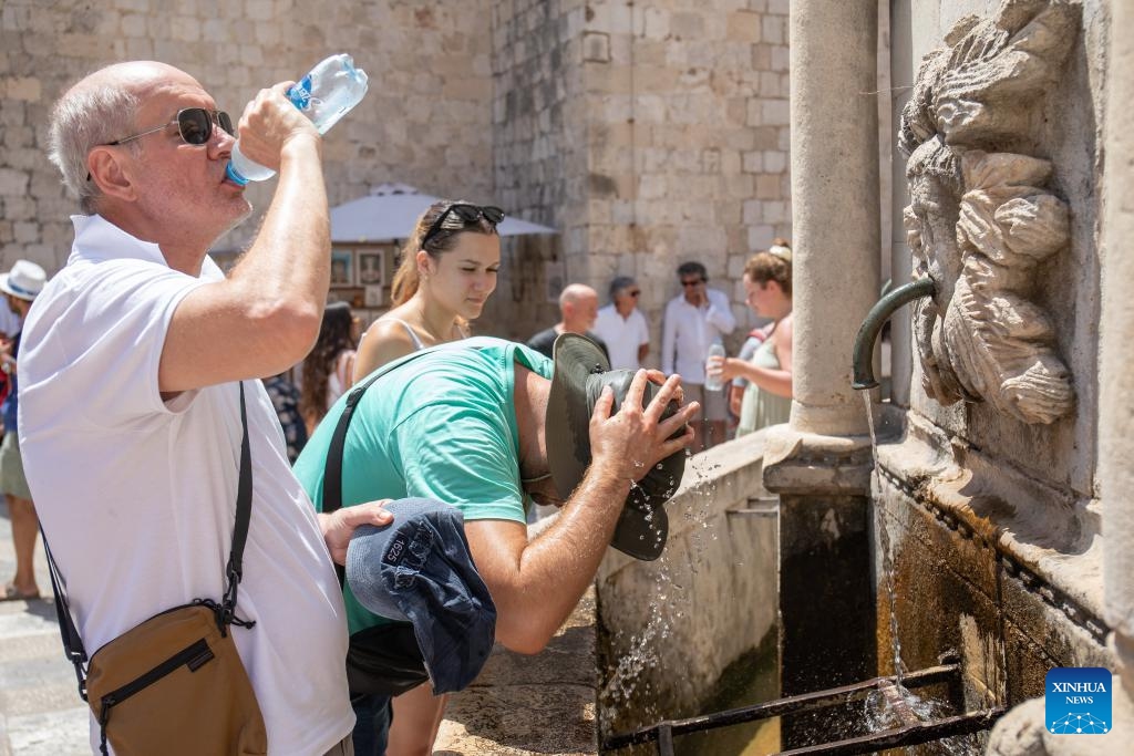 Tourists cool themselves down during a heat wave in Dubrovnik, Croatia, July 9, 2024. The maximum temperature in Dubrovnik reaches 33 degrees Celsius on Tuesday. (Photo: Xinhua)