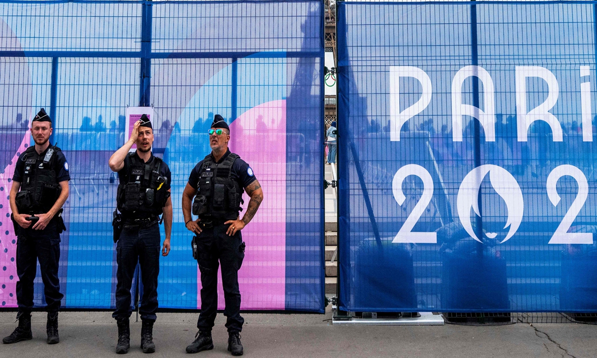 French Gendarmerie officers stand guard in front of a security fence adorned with a Paris 2024 Olympic Games banner at the Trocadero Esplanade near the Eiffel Tower in Paris, ahead of the upcoming Paris 2024 Olympic Games on July 9, 2024. Photo: VCG