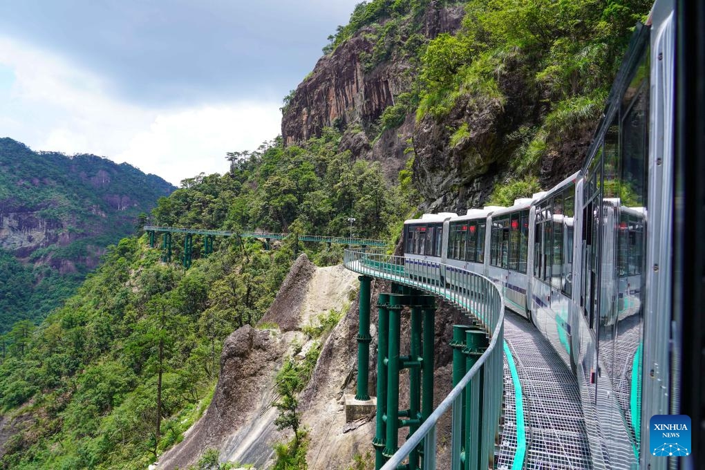 An electrical multiple unit (EMU) train moves at the Dajue Mountain Scenic Area in east China's Jiangxi Province, July 11, 2024. A batch of 30 electrical multiple unit (EMU) trains, part of what is called the mountain area elevated monorail sightseeing trains and track system, were delivered to the Dajue Mountain Scenic Area in Zixi County, east China's Jiangxi Province on Thursday. (Photo: Xinhua)