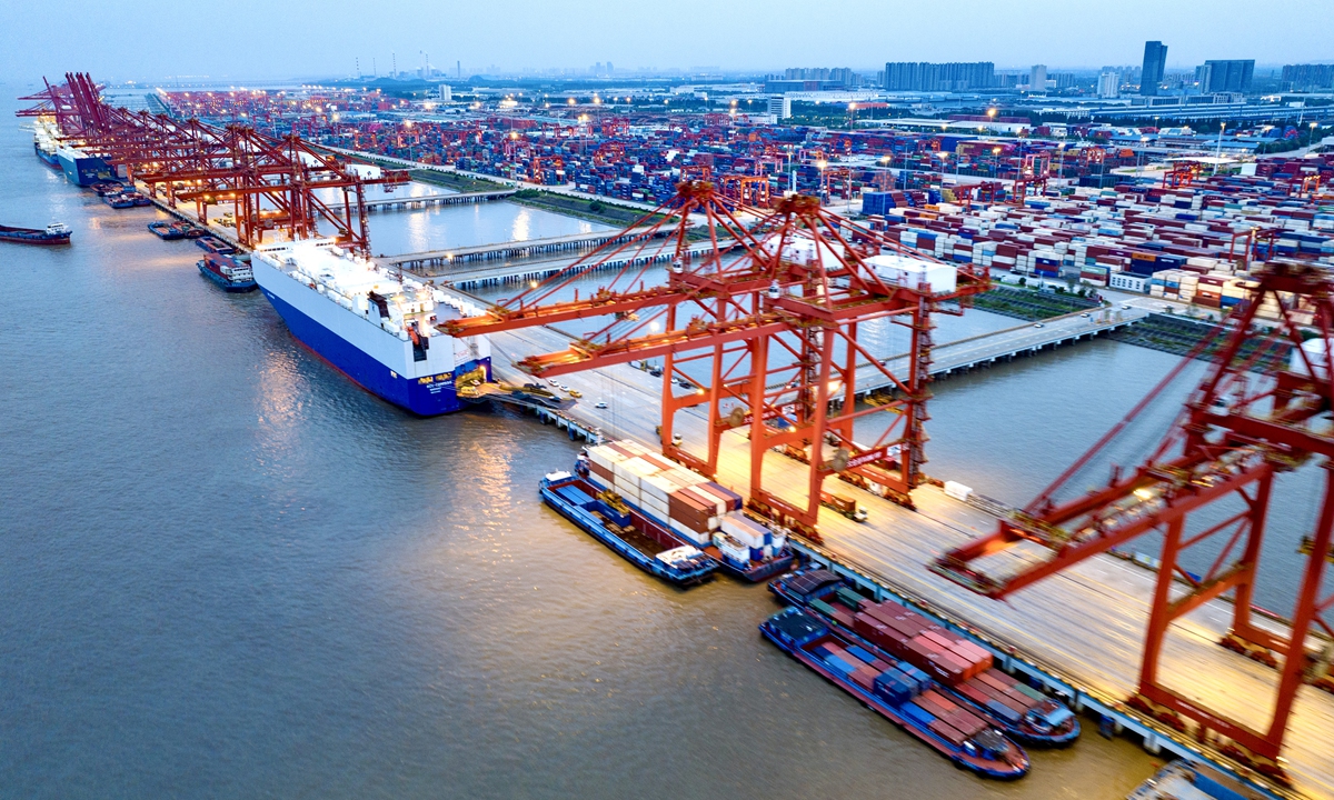 Des navires se garent dans un terminal à conteneurs de la quatrième phase du projet du port de Taicang, dans la province du Jiangsu (est), le 9 juillet 2024. Crédit photo : VCG