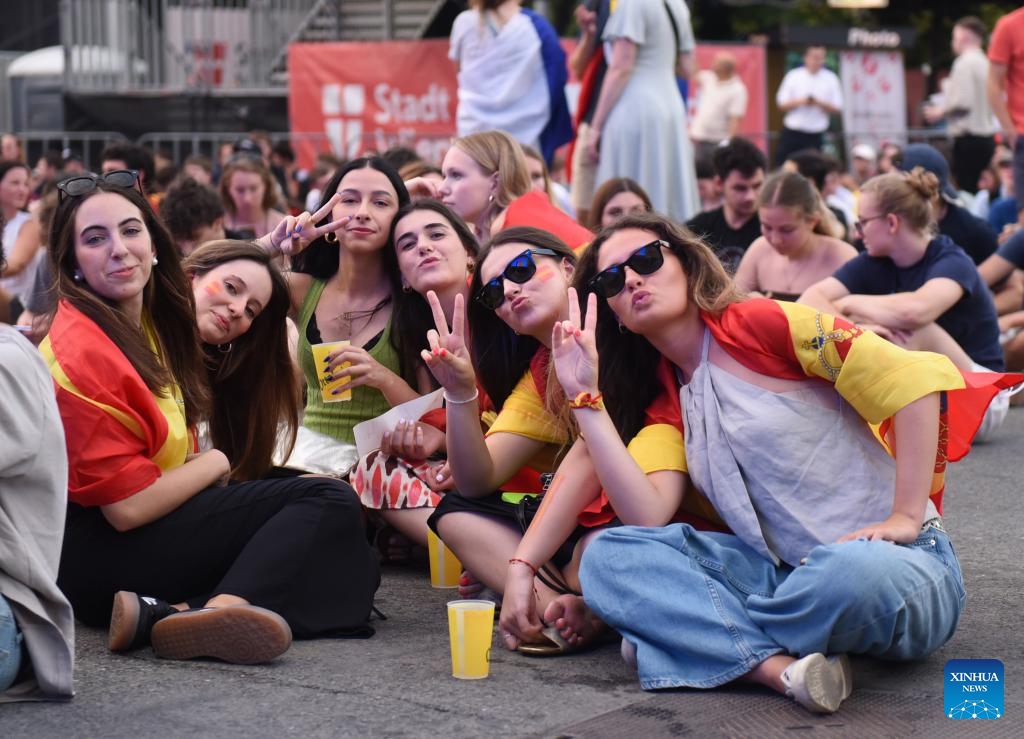 Supporters of a Spanish sports team pose for a photo at Vienna's Rathausplatz, Austria, July 9, 2024. (Photo: Xinhua)