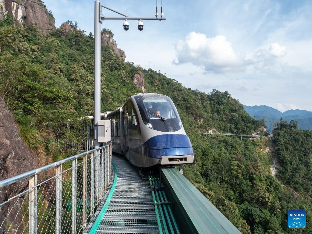 An electrical multiple unit (EMU) train moves at the Dajue Mountain Scenic Area in east China's Jiangxi Province, July 11, 2024. A batch of 30 electrical multiple unit (EMU) trains, part of what is called the mountain area elevated monorail sightseeing trains and track system, were delivered to the Dajue Mountain Scenic Area in Zixi County, east China's Jiangxi Province on Thursday. (Photo: Xinhua)