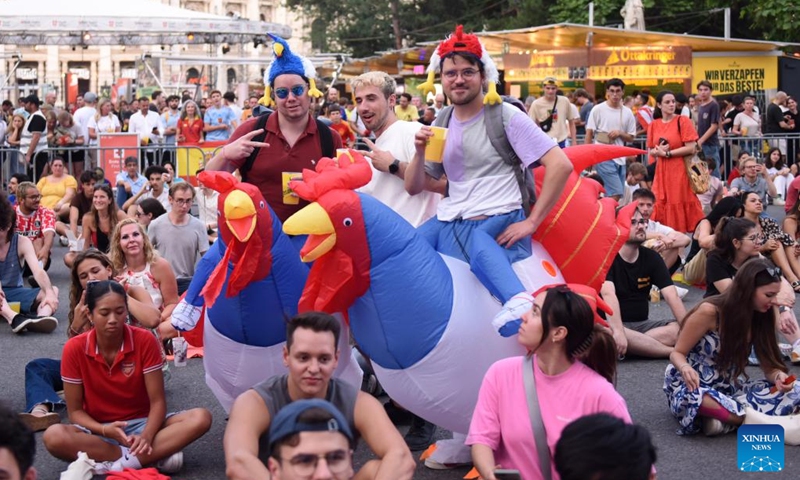 Supporters of a French sports team pose for a photo at Vienna's Rathausplatz, Austria, July 9, 2024. (Photo: Xinhua)