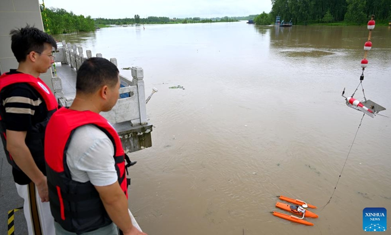 Staff members monitor the flood water at a hydrological station in Funan County of Fuyang, east China's Anhui Province, July 14, 2024. Measures including monitoring the flood water, inspecting embankment and ensuring flood-control materials have been taken by the authorities of Funan County of Fuyang, east China's Anhui Province, to control the No. 1 Flood for Huaihe River.  Photo: Xinhua