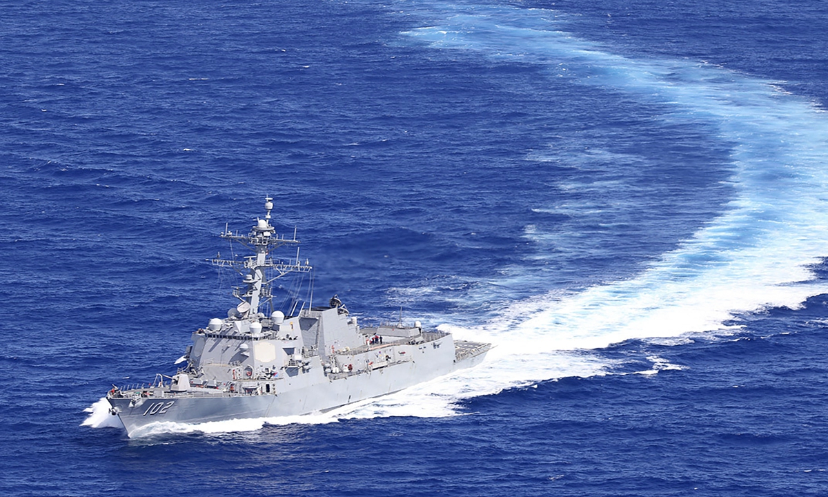 A US guided-missile destroyer?passes through?the Taiwan Straits?on April 26, 2022. Photo: VCG 