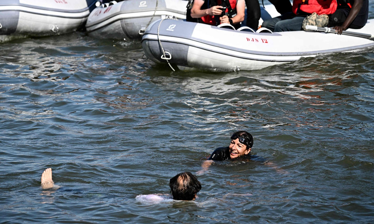 Paris Mayor Anne Hidalgo (center) swims in the Seine, in Paris on July 17, 2024, to demonstrate that the river is clean enough to host the outdoor swimming events at the Paris Olympics later this month. Since the beginning of July, with heavy rains finally giving way to sunnier weather, samples have shown the river to be ready for the open-water swimming and triathlon. Photo: VCG