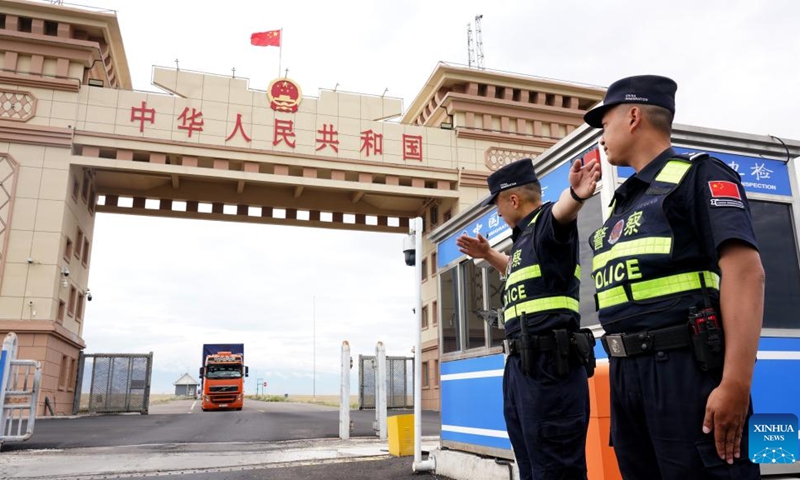 Police officers guide vehicles to cross the border at the Dulata port in Qapqal Xibe Autonomous County, northwest China's Xinjiang Uygur Autonomous Region, July 15, 2024. The Dulata port bordering Kazakhstan has witnessed a boom in cross-border travel since the beginning of July. (Photo: Xinhua)