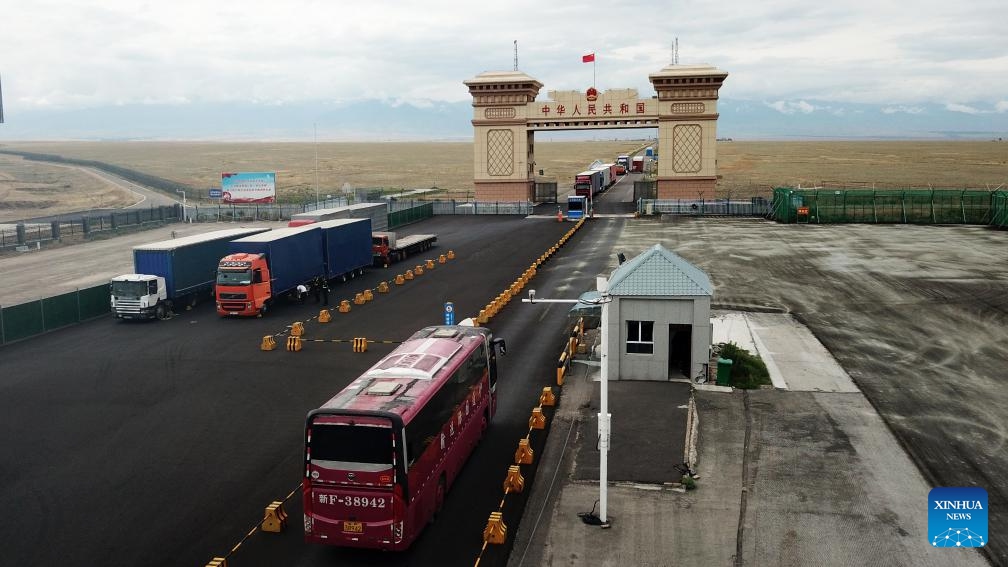 A drone photo taken on July 15, 2024 shows an international bus heading to Kazakhstan at the Dulata port in Qapqal Xibe Autonomous County, northwest China's Xinjiang Uygur Autonomous Region. The Dulata port bordering Kazakhstan has witnessed a boom in cross-border travel since the beginning of July. (Photo: Xinhua)