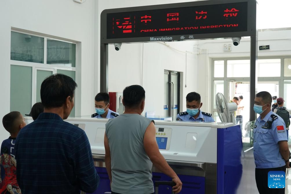 Passengers wait for exit formalities at the Dulata port in Qapqal Xibe Autonomous County, northwest China's Xinjiang Uygur Autonomous Region, July 15, 2024. The Dulata port bordering Kazakhstan has witnessed a boom in cross-border travel since the beginning of July. (Photo: Xinhua)