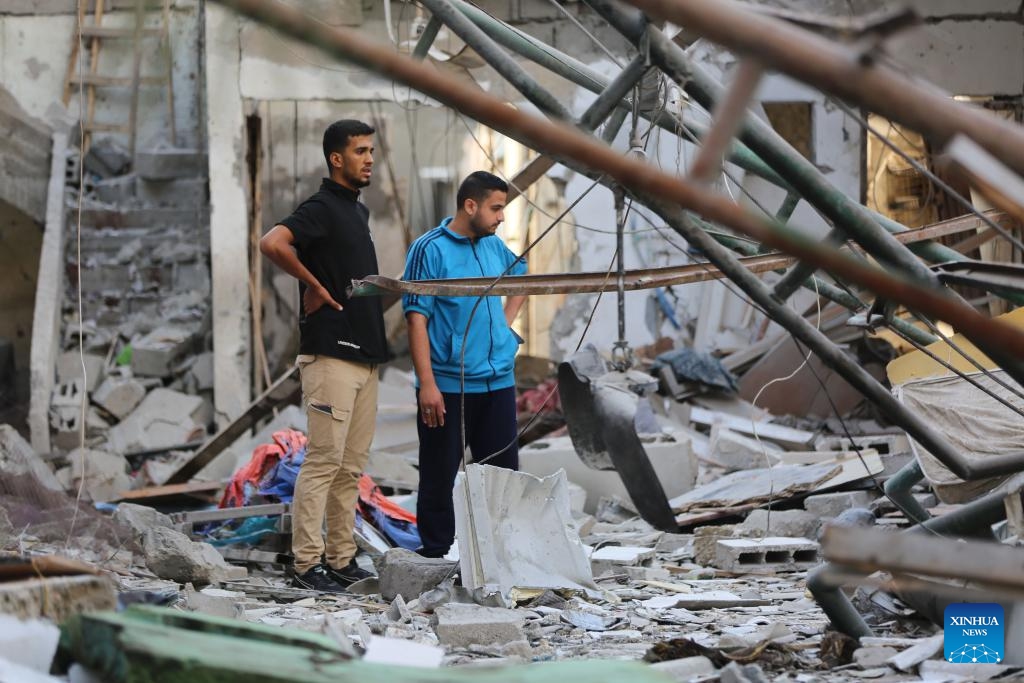 People inspect a destroyed building after an Israeli airstrike in the Nuseirat refugee camp in central Gaza, on July 16, 2024. During the past 24 hours, the Israeli military killed 49 people and wounded 69 others, bringing the total death toll to 38,713 and injuries to 89,166 since the Palestinian-Israeli conflict broke out in early October 2023, Gaza-based health authorities said in a statement on Tuesday. (Photo: Xinhua)