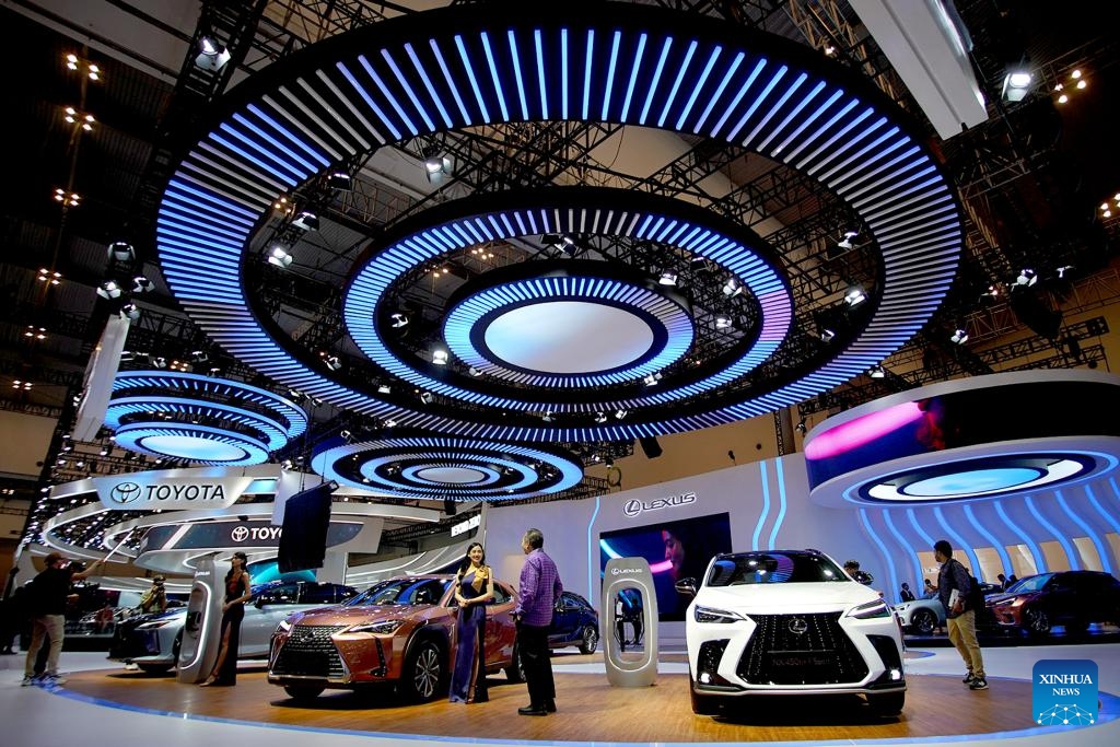 Visitors look at vehicles displayed during media preview of the GAIKINDO Indonesia International Auto Show (GIIAS) 2024 in Tangerang of Banten province, Indonesia, July 17, 2024. The GIIAS 2024 will open to the public from July 18 to July 28. (Photo: Xinhua)