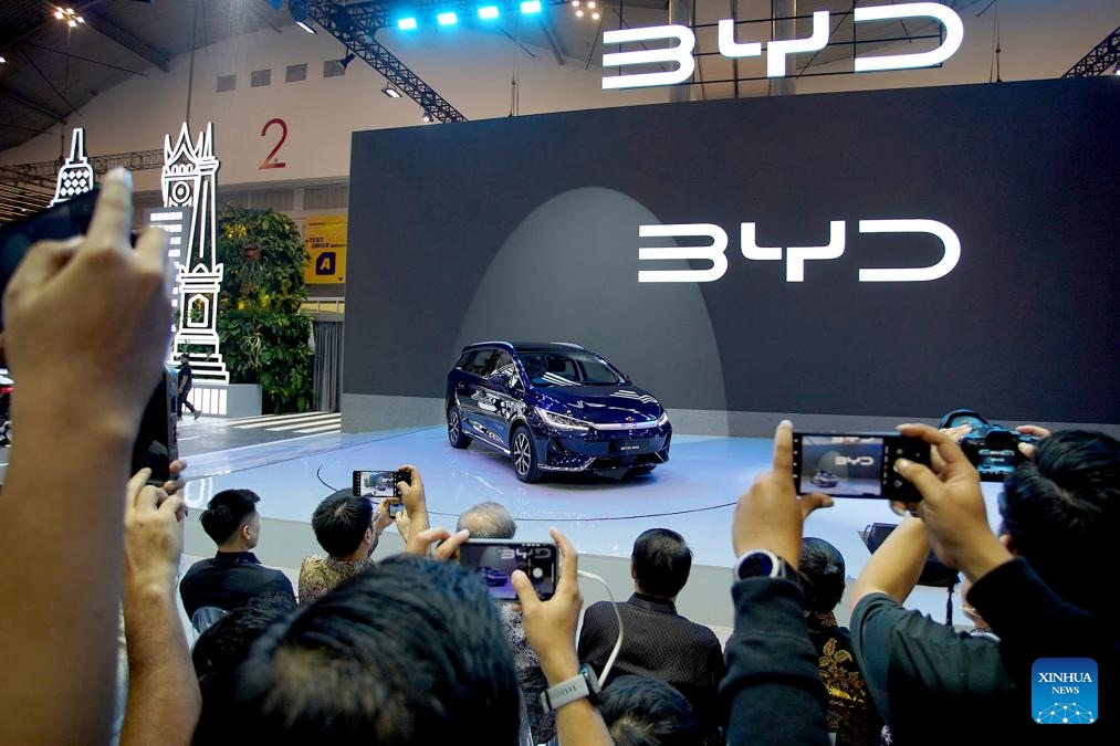 Visitors take photos of a vehicle displayed during media preview of the GAIKINDO Indonesia International Auto Show (GIIAS) 2024 in Tangerang of Banten province, Indonesia, July 17, 2024. The GIIAS 2024 will open to the public from July 18 to July 28. (Photo: Xinhua)