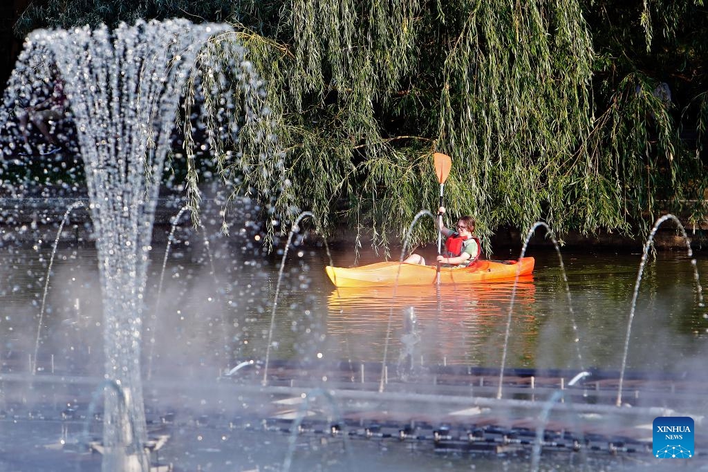 A woman enjoys canoeing at a park in Bucharest, Romania, on July 17, 2024. The Romanian National Meteorological Administration (ANM) has extended its red and orange heat warnings until Wednesday, affecting the entire country amid an ongoing heatwave. (Photo: Xinhua)