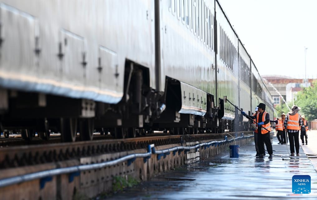 Railway staff members clean a train in Tianjin, north China, July 17, 2024. The summer travel rush is usually a busy season for the country's railway system as college students return home for the summer vacation, while family visits and tourist trips also increase during the season. This year's summer travel rush lasts from July 1 to August 31. (Photo: Xinhua)