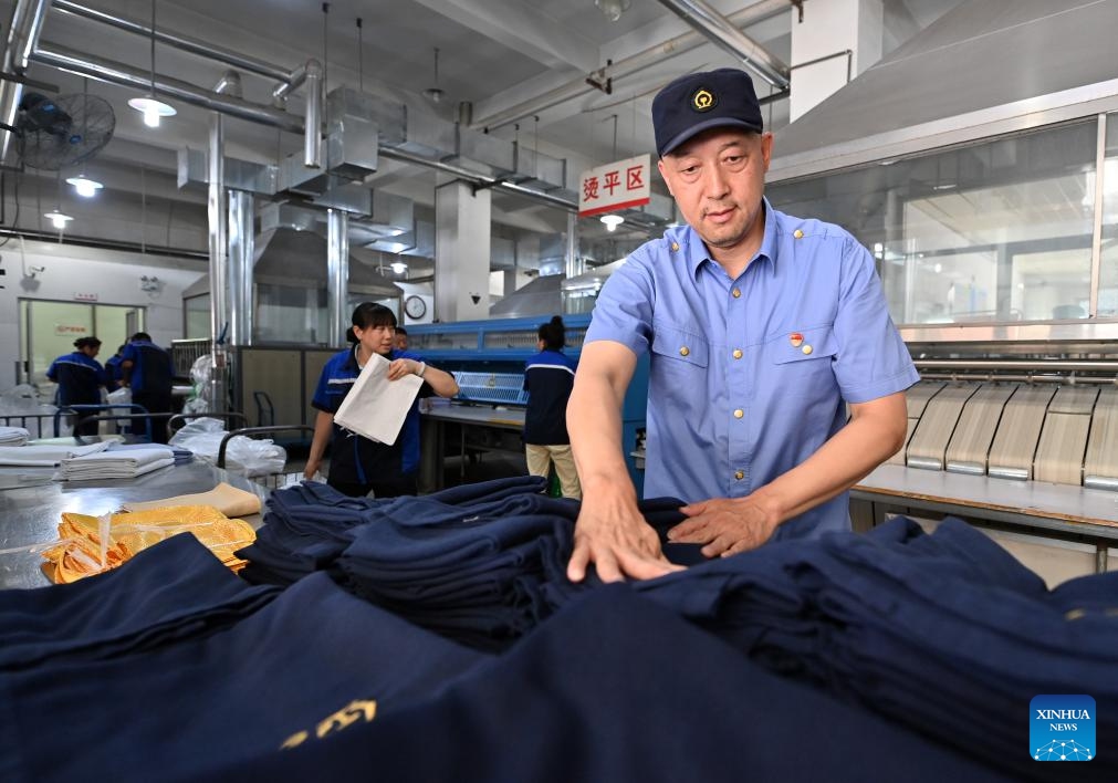 Staff members prepare blankets at a laundry center in Tianjin, north China, July 17, 2024. The summer travel rush is usually a busy season for the country's railway system as college students return home for the summer vacation, while family visits and tourist trips also increase during the season. This year's summer travel rush lasts from July 1 to August 31. (Photo: Xinhua)