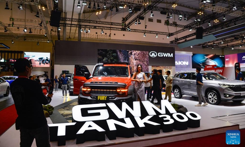 Visitors look at vehicles displayed at the booth of Chinese auto brand GWM at GAIKINDO Indonesia International Auto Show (GIIAS) 2024 in Tangerang, Banten Province, Indonesia, July 18, 2024. The 31st GIIAS opened at the Indonesia Convention Exhibition in Tangerang on Thursday. Dozens of international automobile brands appeared at the auto show which will last until July 28. (Photo: Xinhua)