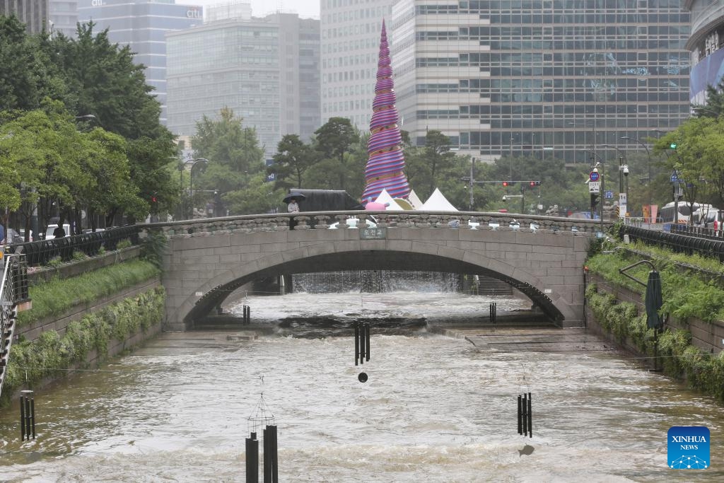 This photo taken on July 18, 2024 shows flooded sidewalk along Cheonggyecheon Stream in Seoul, South Korea. Seoul has seen continuous rainfall in the past few days. (Photo: Xinhua)