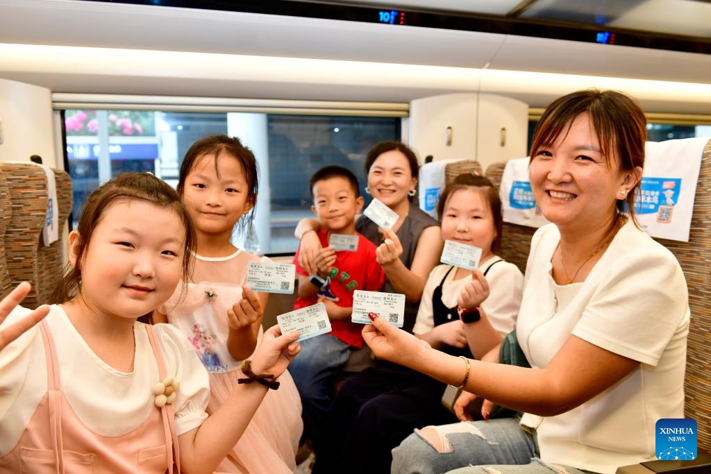 Passengers show their tickets on bullet train G4007 from Heze to Zhengzhou, July 18, 2024. The section from Zhuangzhai in east China's Shandong Province to Lankao in central China's Henan Province was put into service on Thursday, marking the full operation of the 472-kilometer-long Rizhao-Lankao high-speed railway. (Photo: Xinhua)