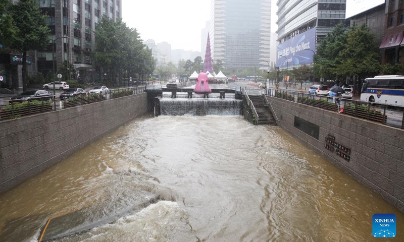 This photo taken on July 18, 2024 shows flooded sidewalk along Cheonggyecheon Stream in Seoul, South Korea. Seoul has seen continuous rainfall in the past few days. (Photo: Xinhua)