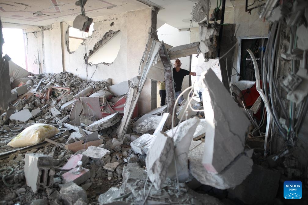 People inspect a destroyed building at the Nuseirat refugee camp in central Gaza, on July 18, 2024. During the past 24 hours, the Israeli military killed 54 people and wounded 95 others, bringing the total Palestinian death toll to 38,848 and injuries to 89,459 since the conflict broke out in early October 2023, the Gaza-based health authorities said in a statement on Thursday (Photo: Xinhua)