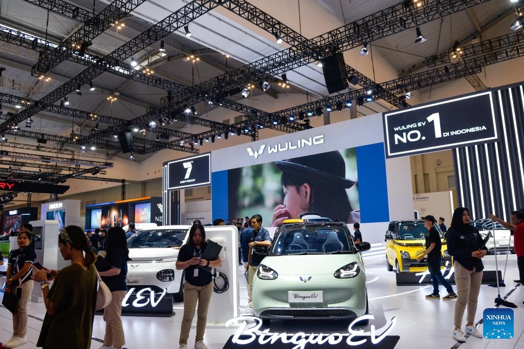 Visitors look at vehicles displayed at the booth of Chinese auto brand GWM at GAIKINDO Indonesia International Auto Show (GIIAS) 2024 in Tangerang, Banten Province, Indonesia, July 18, 2024. The 31st GIIAS opened at the Indonesia Convention Exhibition in Tangerang on Thursday. Dozens of international automobile brands appeared at the auto show which will last until July 28. (Photo: Xinhua)