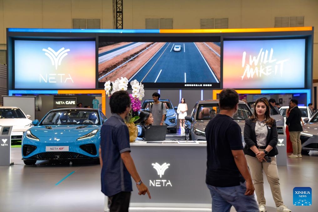 Visitors look at vehicles displayed at the booth of Chinese auto brand GWM at GAIKINDO Indonesia International Auto Show (GIIAS) 2024 in Tangerang, Banten Province, Indonesia, July 18, 2024. The 31st GIIAS opened at the Indonesia Convention Exhibition in Tangerang on Thursday. Dozens of international automobile brands appeared at the auto show which will last until July 28. (Photo: Xinhua)