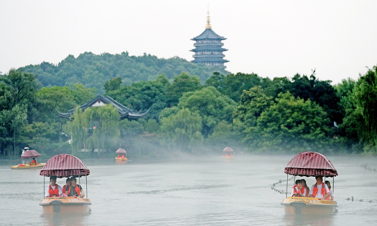 Tourists enjoy themselves in Hangzhou. Photo: VCG