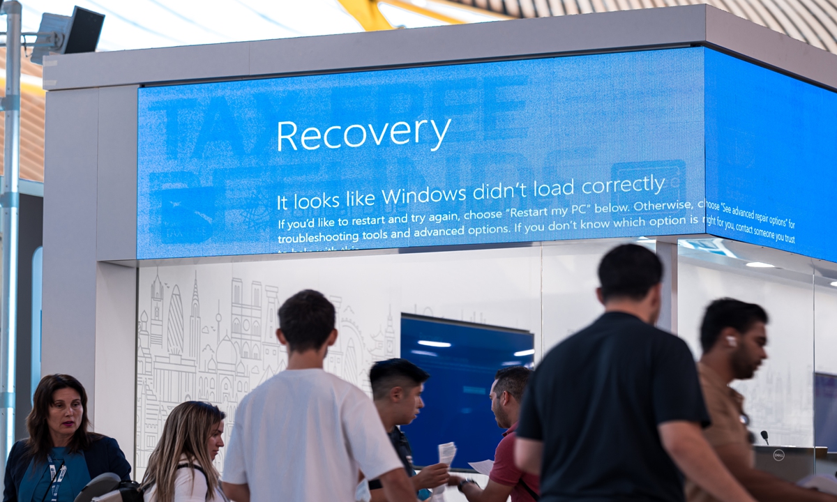 Passengers gather and wait at Madrid-Barajas International Airport due to the global communications outage caused by CrowdStrike, which provides cyber security services to US technology company Microsoft, on July 19, 2024 in Madrid, Spain. Photo: VCG