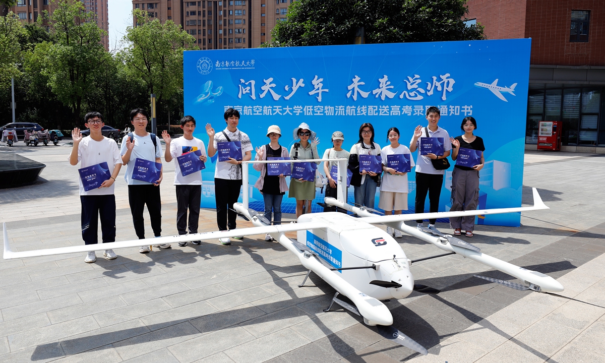 
Incoming college students receive their admission letters from Nanjing University of Aeronautics and Astronautics delivered by a drone in Nanjing, East China's Jiangsu Province, on July 23, 2024. The drone flew along low-altitude logistics routes for about 25 minutes, covering nearly 40 kilometers, to deliver the admission letters to the students, who are all majoring in aerospace-related fields. Photo: VCG