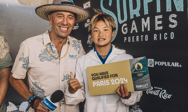 Yang Siqi with ISA President Fernando Aguerre after qualified for Paris 2024. Photo: International Surfing Association