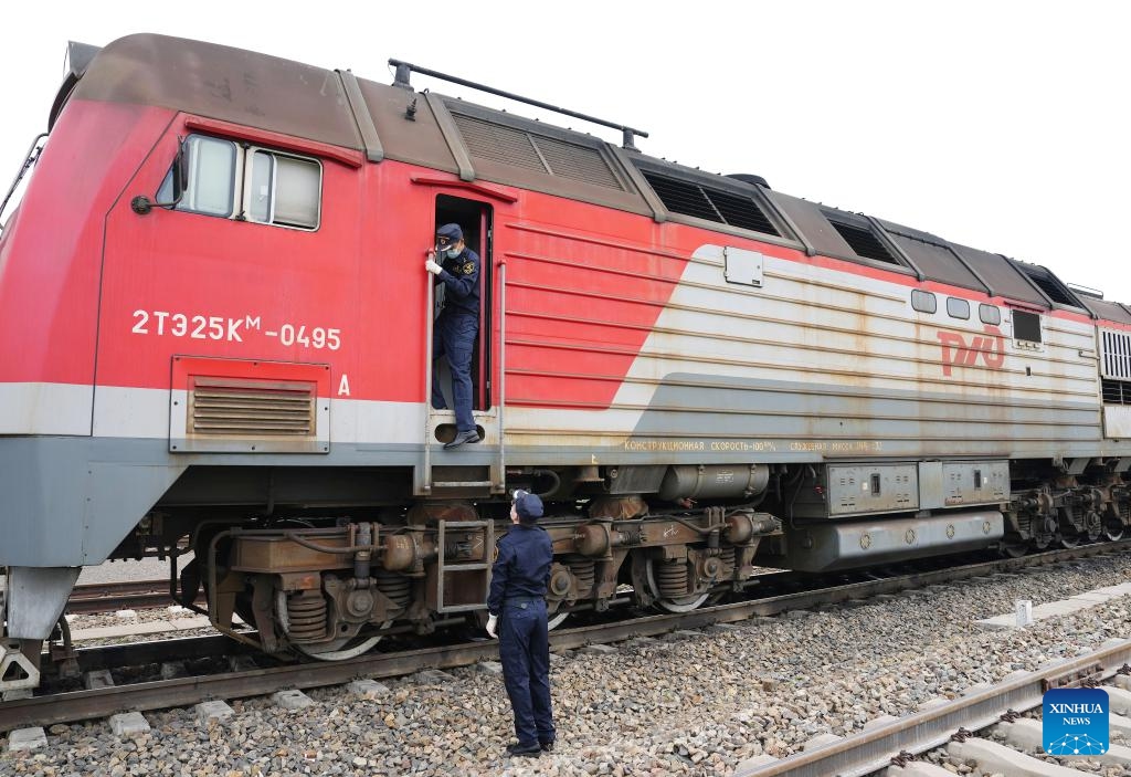 Staff members of Manzhouli Customs inspect a China-Europe freight train at the Manzhouli railway port in Manzhouli, north China's Inner Mongolia Autonomous Region, July 17, 2024. According to statistics from Manzhouli Customs, in the first six months of 2024, the Manzhouli railway port has handled 2,327 China-Europe freight train trips. (Photo: Xinhua)