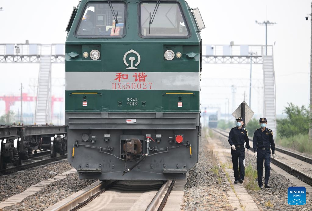 Staff members of Manzhouli Customs inspect a China-Europe freight train at the Manzhouli railway port in Manzhouli, north China's Inner Mongolia Autonomous Region, July 17, 2024. According to statistics from Manzhouli Customs, in the first six months of 2024, the Manzhouli railway port has handled 2,327 China-Europe freight train trips. (Photo: Xinhua)