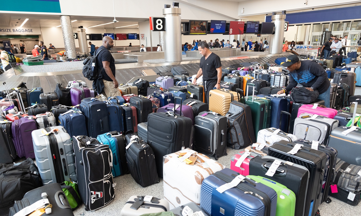 Delta passengers try to find their luggage in the aftermath of canceled and delayed flights at Hartsfield-Jackson Atlanta International Airport on July 22, 2024 local time in Atlanta, Georgia. Delta Airlines canceled over 700 flights on the day due to the CrowdStrike software update, accounting for more than half the total flight cancelations in the US. Photo: VCG 