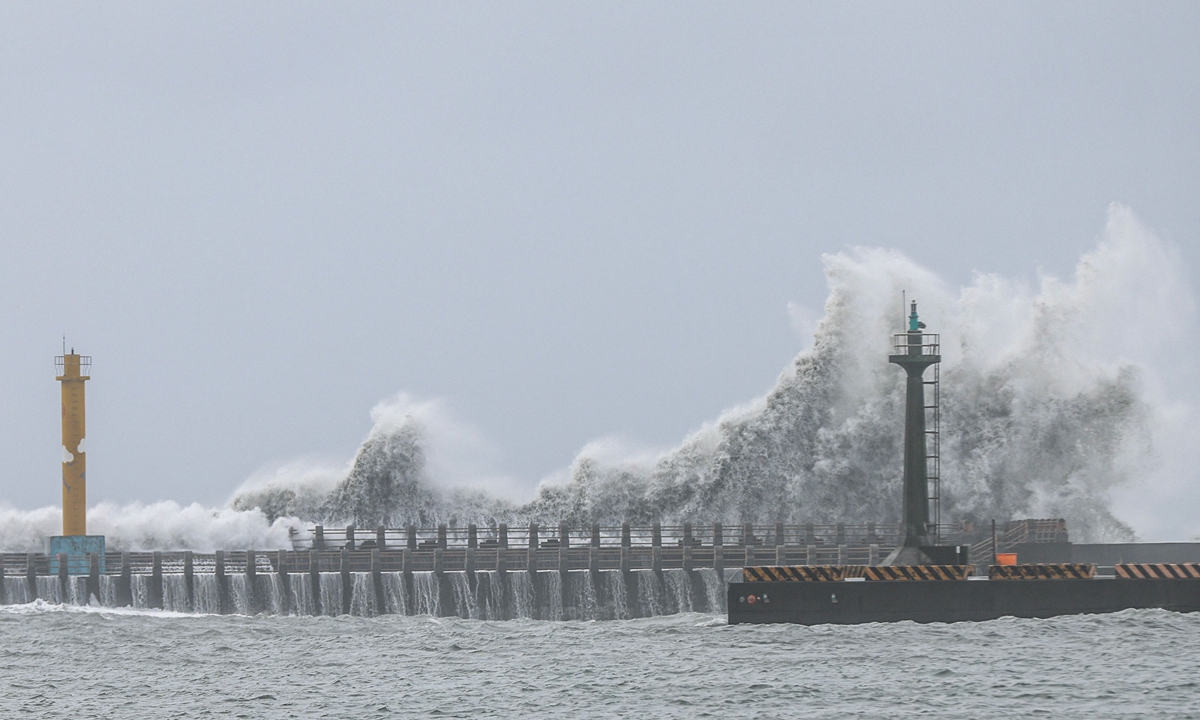 Huge waves caused by Typhoon Gaemi crash ashore along Yilan County coastline on Taiwan island on July 24, 2024. China's National Meteorological Center issued a red alert, the highest level, for Typhoon Gaemi on Wednesday, which packed winds of up to 250 kilometers per hour, leading to most flights being canceled in affected areas. Photo: VCG