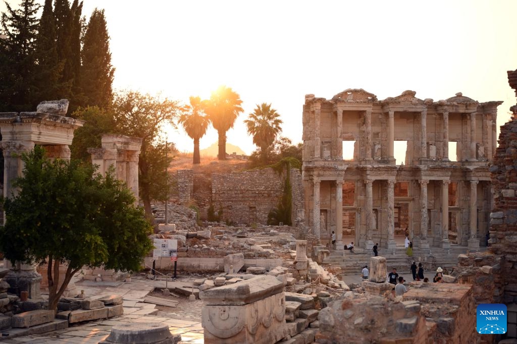 Tourists visit the ancient city of Ephesus in Izmir, Türkiye, July 22, 2024. (Photo: Xinhua)