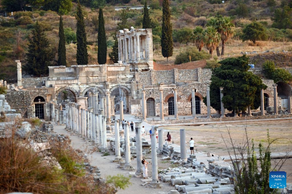 Tourists visit the ancient city of Ephesus in Izmir, Türkiye, July 22, 2024. (Photo: Xinhua)